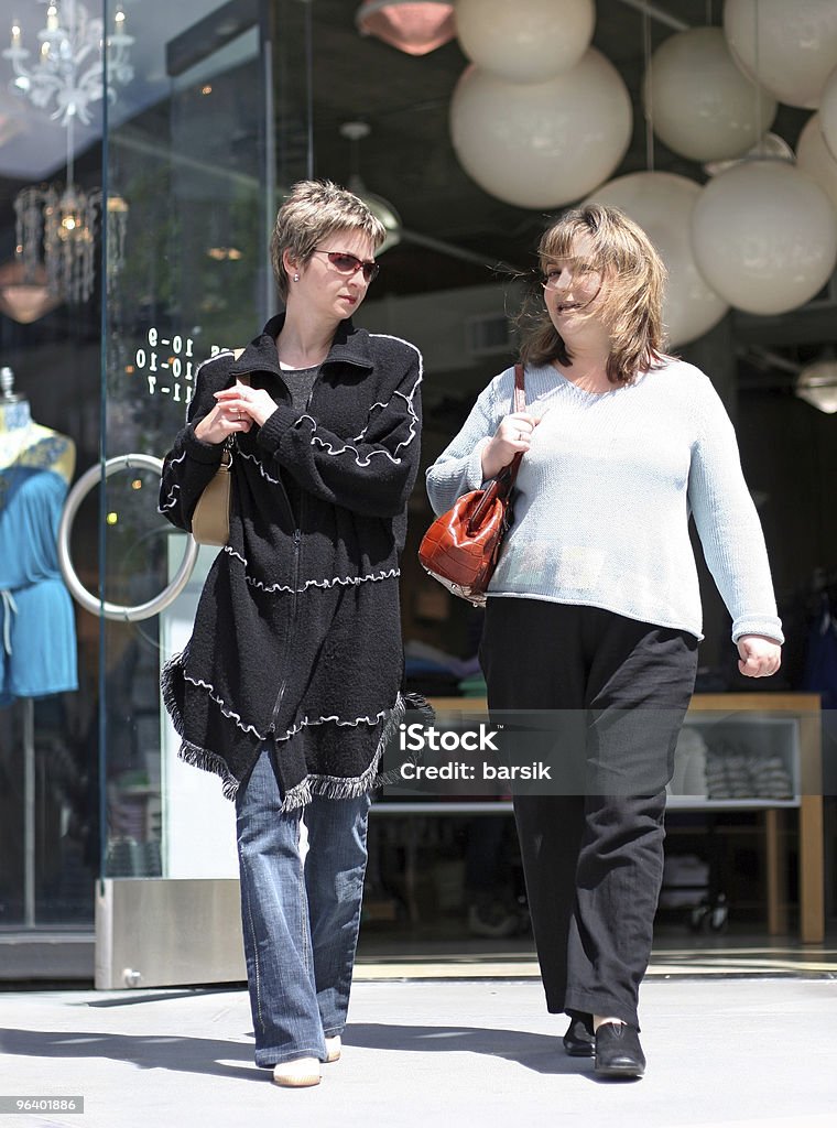 shopping entre filles - Photo de A la mode libre de droits