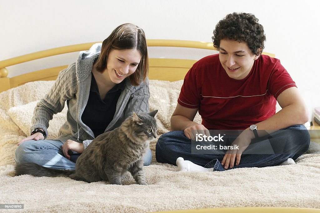 Пара с kitten - Стоковые фото Беззаботный роялти-фри
