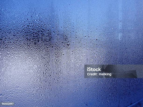 Gotas De Agua En Ventanas Foto de stock y más banco de imágenes de Abstracto - Abstracto, Agua, Azul