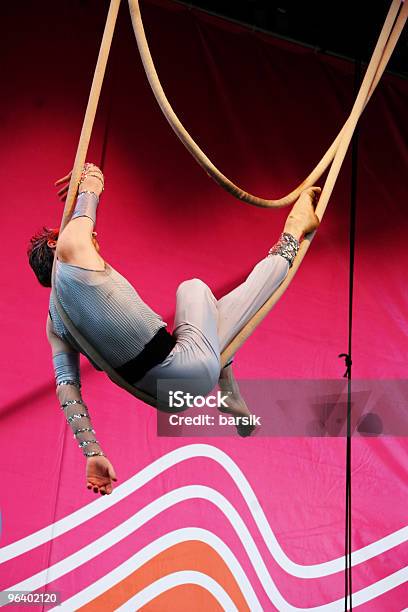 Acrobata Em Fase - Fotografias de stock e mais imagens de Circo - Circo, Moderno, Trapezista - Artista de Circo