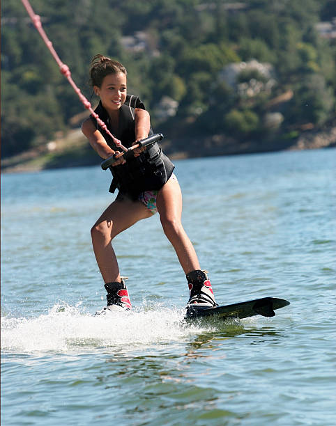 ragazza wakeboarding - wakeboarding foto e immagini stock
