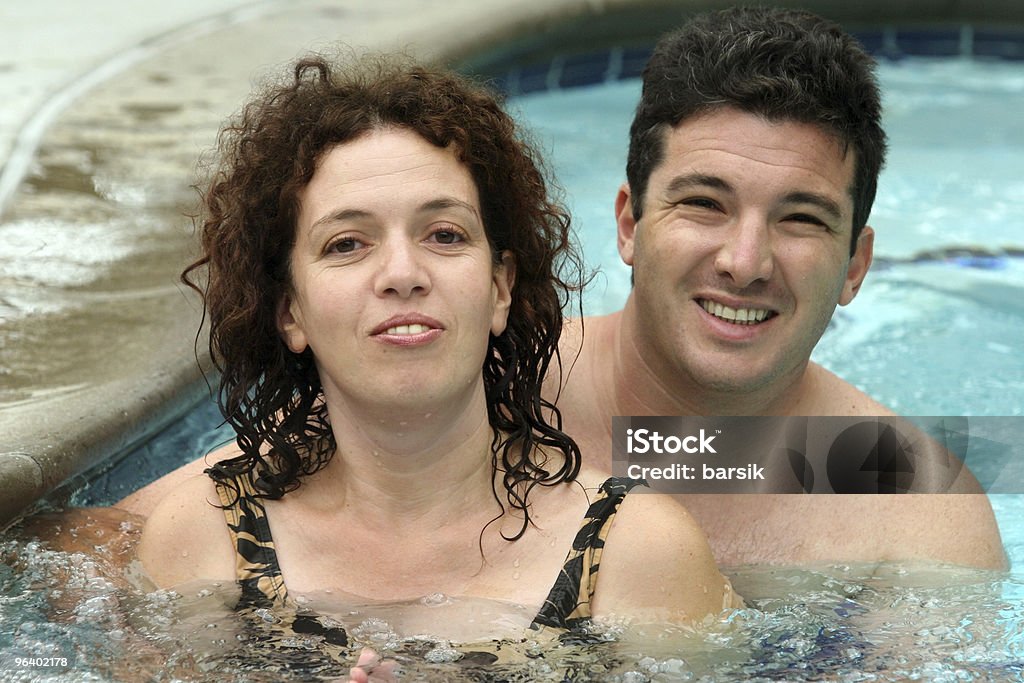 Casal na piscina - Foto de stock de Abraçar royalty-free