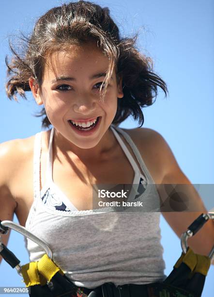 Menina Divertirse - Fotografias de stock e mais imagens de Salto com Elástico - Salto com Elástico, Gritar, Adolescente