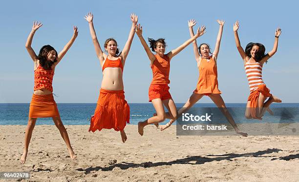 Fünf Mädchen Springen Stockfoto und mehr Bilder von Aktiver Lebensstil - Aktiver Lebensstil, Aufregung, Bewegung