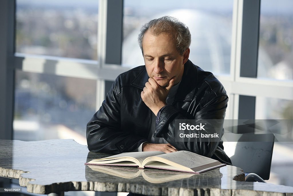 Человек, читающий книгу - Стоковые фото Библиотека роялти-фри
