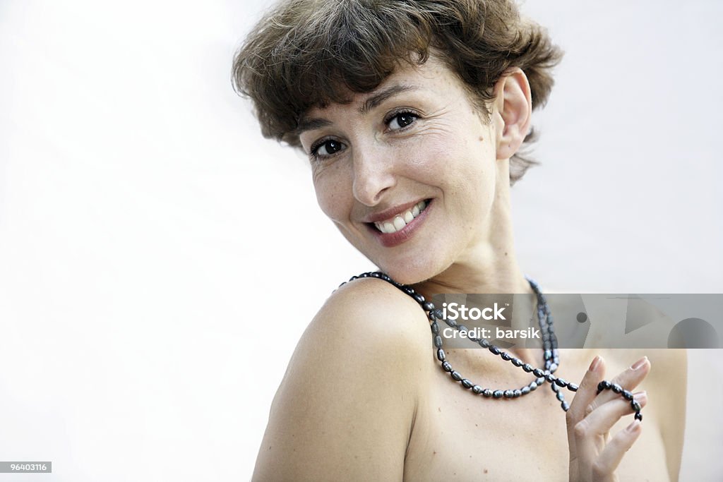 Mulher Madura com um colar de pérolas - Foto de stock de Adulto royalty-free