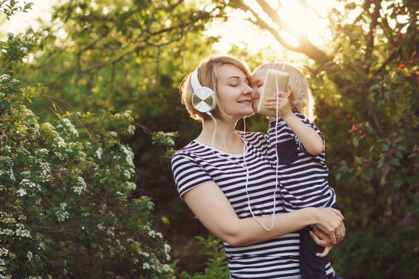 母と息子。家族の時間 - parent mother music listening ストックフォトと画像