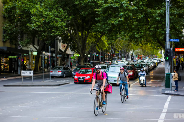 велосипедист в центре мельбурна - bicycle lane стоковые фото и изображения