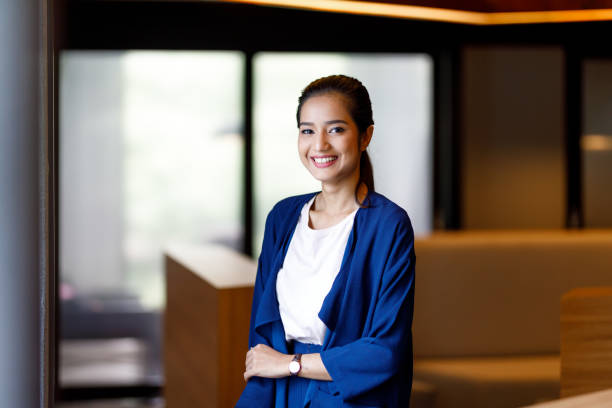 femme asiatique dans le bureau moderne - business malaysia photos et images de collection