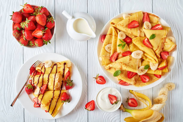 français les crêpes sur une assiette avec des fraises - pancake blini russian cuisine french cuisine photos et images de collection