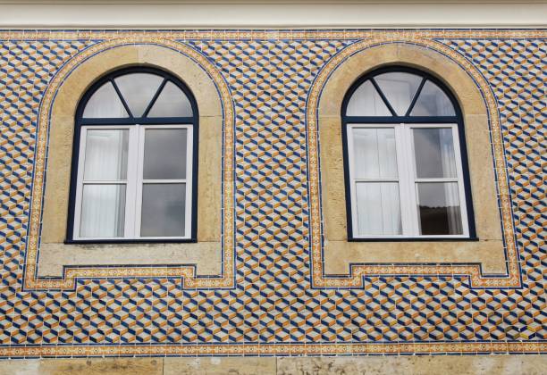 istock Old colorful and tiled facades in Lisbon 964112138