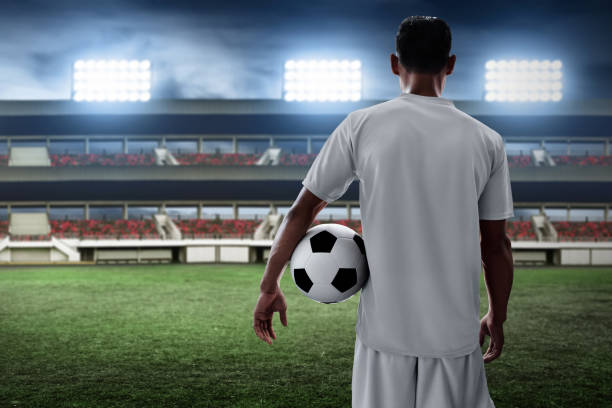 jugador de fútbol con balón de fútbol - back and forwards fotografías e imágenes de stock
