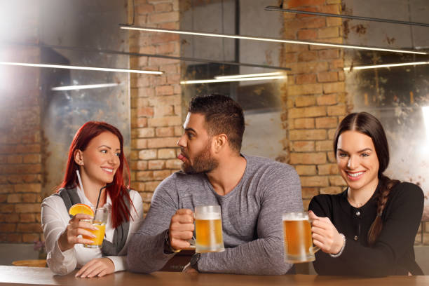 célébration meilleurs amis hommes et deux femme buvant de la bière après la fête du travail - after work beautiful people beer beer bottle photos et images de collection