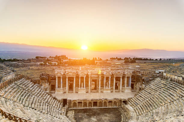 древний амфитеатр иераполиса - hierapolis stadium stage theater amphitheater стоковые фото и изображения