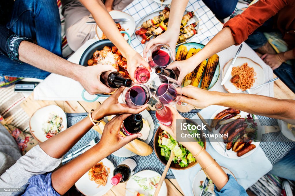 Vista aerea delle persone che brindano insieme - Foto stock royalty-free di Barbecue - Cibo