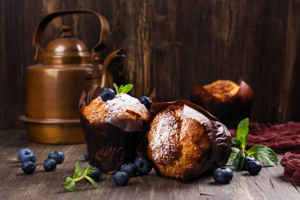 cupcake di farina d'avena alla banana vegana con mirtillo - muffin freedom breakfast photography foto e immagini stock