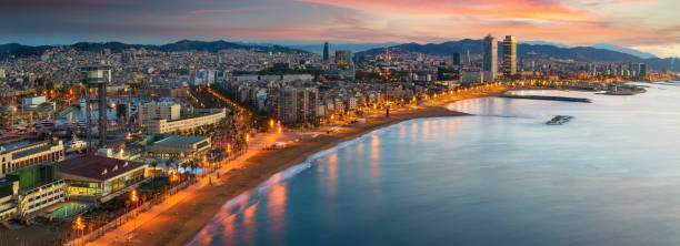 sabah gündoğumu barcelobna şehir ve deniz otel çatı üstünden ile kumsalda barcelona - barcelona stok fotoğraflar ve resimler