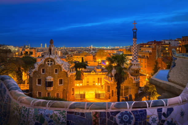 zachód słońca i błękitne niebo w kolorach park guell w barcelonie - antonio gaudi outdoors horizontal barcelona zdjęcia i obrazy z banku zdjęć