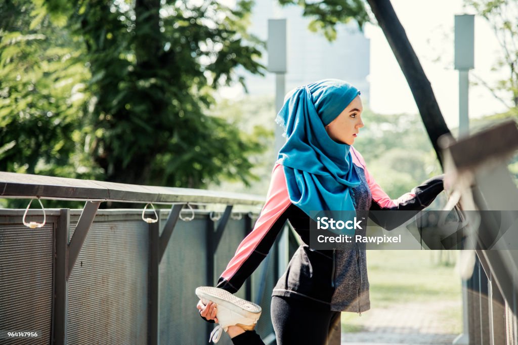 Femme musulmane étirements après la séance d’entraînement au parc - Photo de Arabie libre de droits