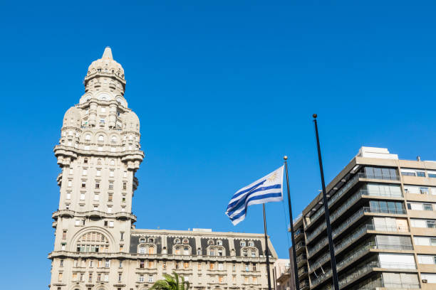 palacio salvo en el centro de la ciudad de montevideo, uruguay. - montevideo uruguay town square travel fotografías e imágenes de stock