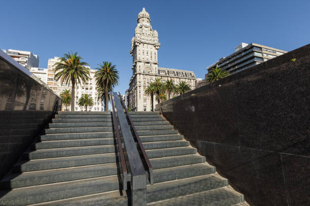 palacio salvo en el centro de la ciudad de montevideo, uruguay. - montevideo uruguay town square travel fotografías e imágenes de stock