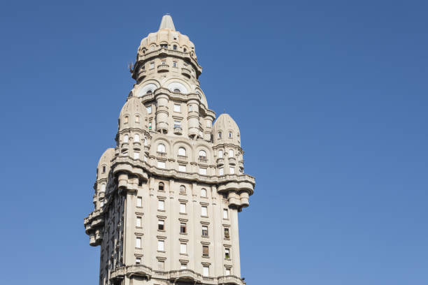 palacio salvo en el centro de la ciudad de montevideo, uruguay. - montevideo uruguay town square travel fotografías e imágenes de stock