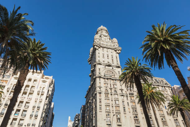 palacio salvo en el centro de la ciudad de montevideo, uruguay. - montevideo uruguay town square travel fotografías e imágenes de stock