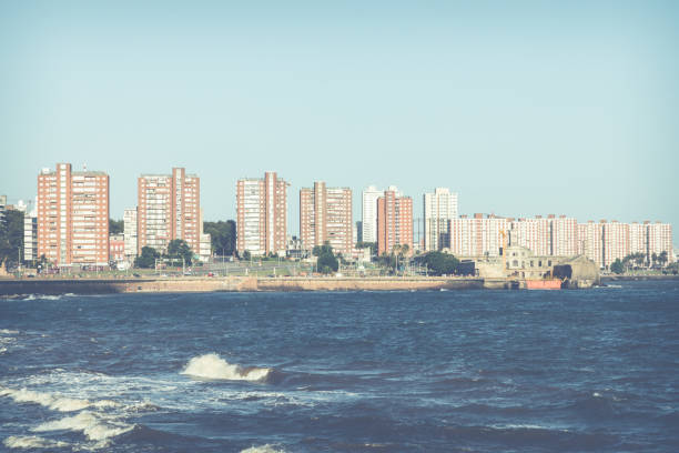 edificios residenciales en boulevard en montevideo, uruguay. montevideo es la capital y la ciudad más grande del uruguay. - montevideo uruguay town square travel fotografías e imágenes de stock