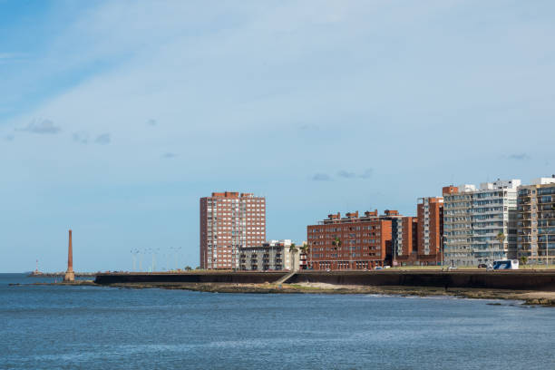 edificios residenciales en boulevard en montevideo, uruguay. montevideo es la capital y la ciudad más grande del uruguay. - montevideo uruguay town square travel fotografías e imágenes de stock