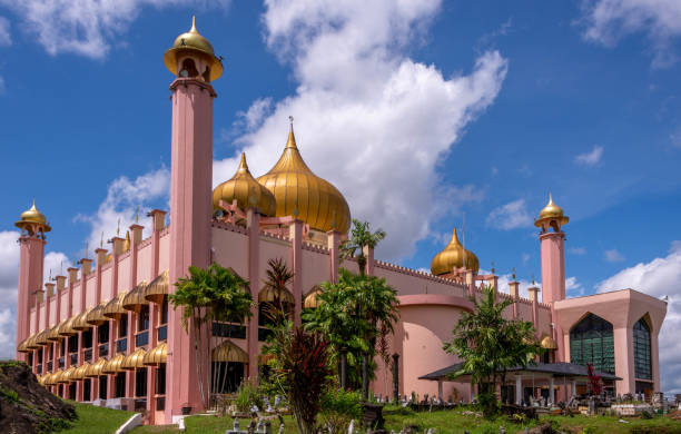 istock Mosque in Kuching Malaysia 964169226