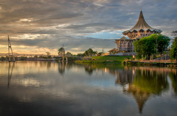 riverfront à kuching bornéo - kuching photos et images de collection