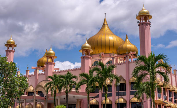 istock Mosque in Kuching Malaysia 964171296