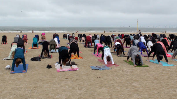 persone che fanno esercizio yoga per paesaggi di salute e relax - lying down moving down pilates yoga foto e immagini stock