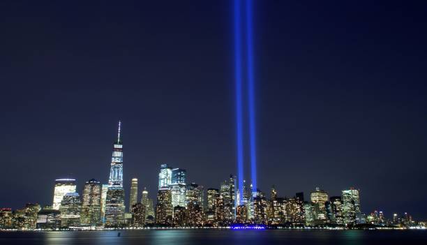 tributo en luz - skyline de lower manhattan desde jersey city 2017 - cityscape new york city manhattan low angle view fotografías e imágenes de stock