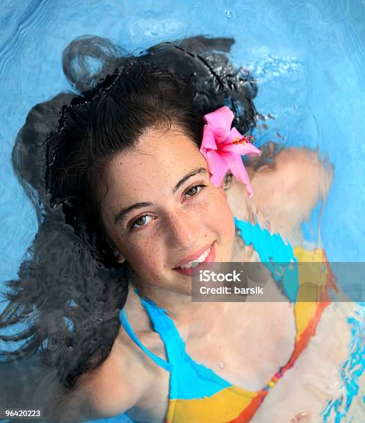 Mädchen In Einem Pool Stockfoto und mehr Bilder von Bikini - Bikini, Blau, Blume