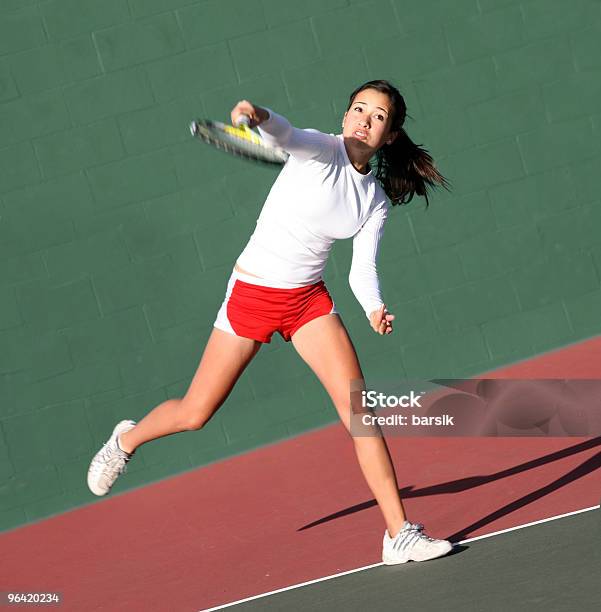 Foto de Menina Jogando Tênis e mais fotos de stock de Adolescente - Adolescente, Exterior, Tênis - Esporte de Raquete