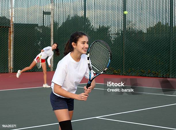 Foto de Meninas Jogando Tênis e mais fotos de stock de Tênis - Esporte de Raquete - Tênis - Esporte de Raquete, Adolescente, Brincalhão