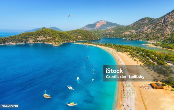 Tolle Luftaufnahme Des Blue Lagoon In Ölüdeniz Türkei Sommer Landschaft Mit Meer Spucken Boote Und Yachten Grüne Bäume Azurblaues Wasser Sandstrand In Sonnigen Tag Reisen Draufsicht Des Nationalparks Natur Stockfoto und mehr Bilder von Türkei