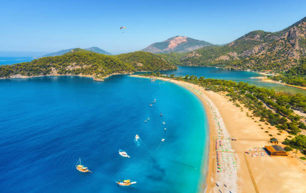 驚人的鳥瞰藍色瀉湖在 oludeniz, 土耳其。夏天的風景與海唾沫, 小船和遊艇, 綠樹, 蔚藍的水, 沙灘在晴朗的天。旅行。國家公園的頂級景觀。自然 - 土耳其 個照片及圖片檔