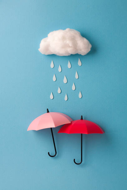 deux parapluies sous le nuage sur fond bleu ciel - handmade umbrella photos et images de collection