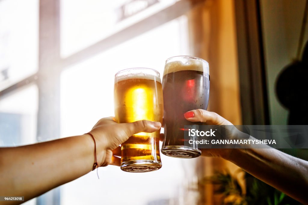 アルコール。ビール、オクトーバーフェスト、パーティー、お祝い乾杯、男性、ドリンク - ビールのロイヤリティフリーストックフォト