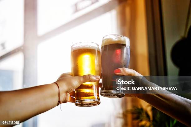 アルコールビールオクトーバーフェストパーティーお祝い乾杯男性ドリンク - ビールのストックフォトや画像を多数ご用意 - ビール, 乾杯, ビアグラス