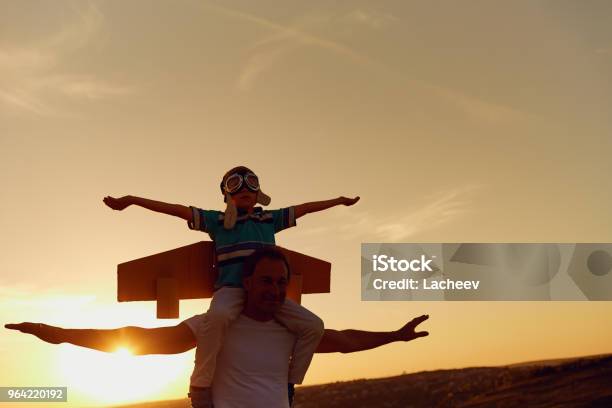 Padre E Figlio Al Tramonto In Natur - Fotografie stock e altre immagini di Festa del papà - Festa del papà, Aeroplano, Padre