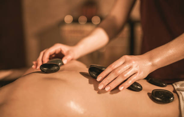 gros plan de hot stone thérapie. - lastone therapy massaging spa treatment stone photos et images de collection