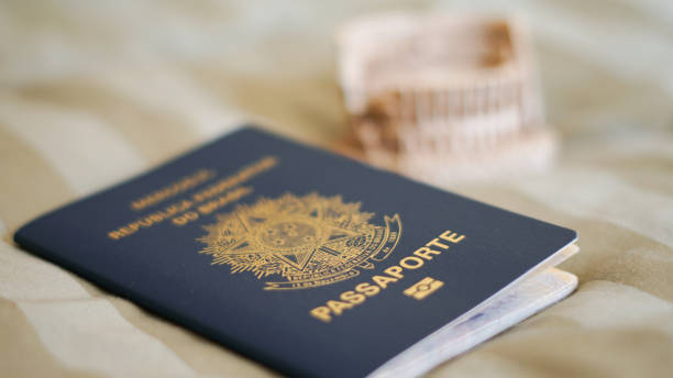 passaporto di viaggio brasiliano - fotogs foto e immagini stock
