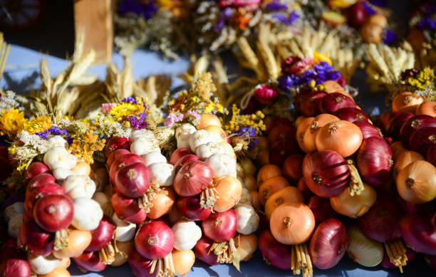 istock Onion plaits at traditional market in Weimar, Germany 964233532