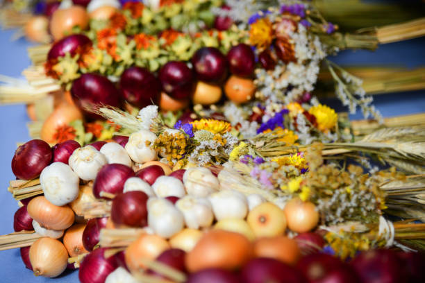 istock Onion plaits at traditional market in Weimar, Germany 964236514