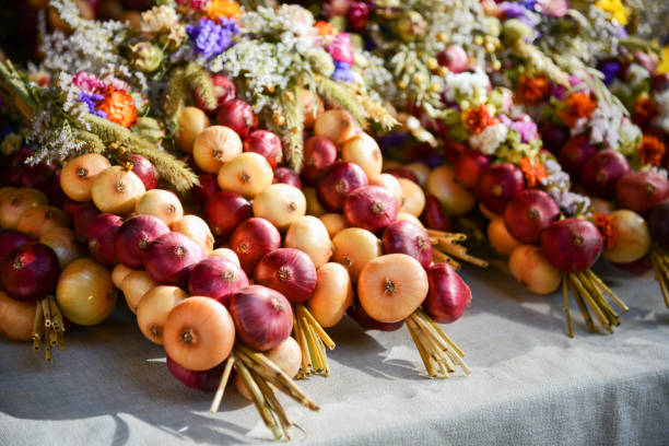 istock Onion plaits at traditional market in Weimar, Germany 964237896
