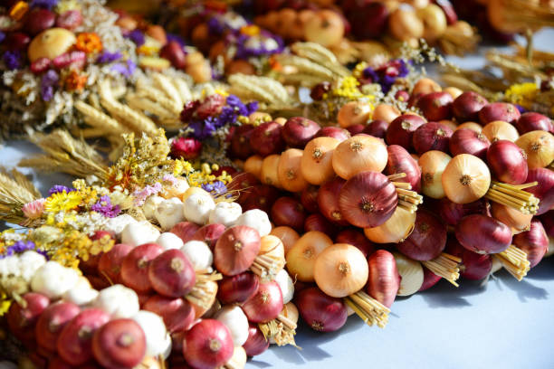 istock Onion plaits at traditional market in Weimar, Germany 964241660