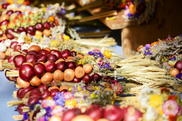 istock Onion plaits at traditional market in Weimar, Germany 964241918